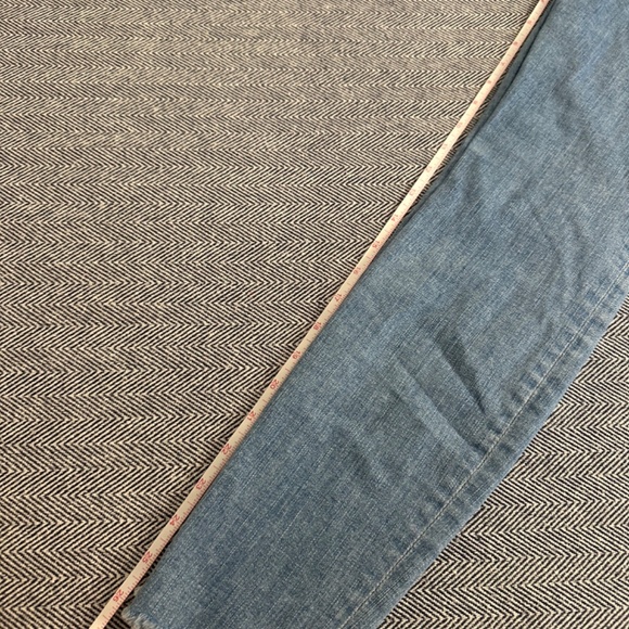 FRAME - Le Skinny de Jeanne Crop in Easton Wash with Asymmetric Hem - Picture 7 of 7